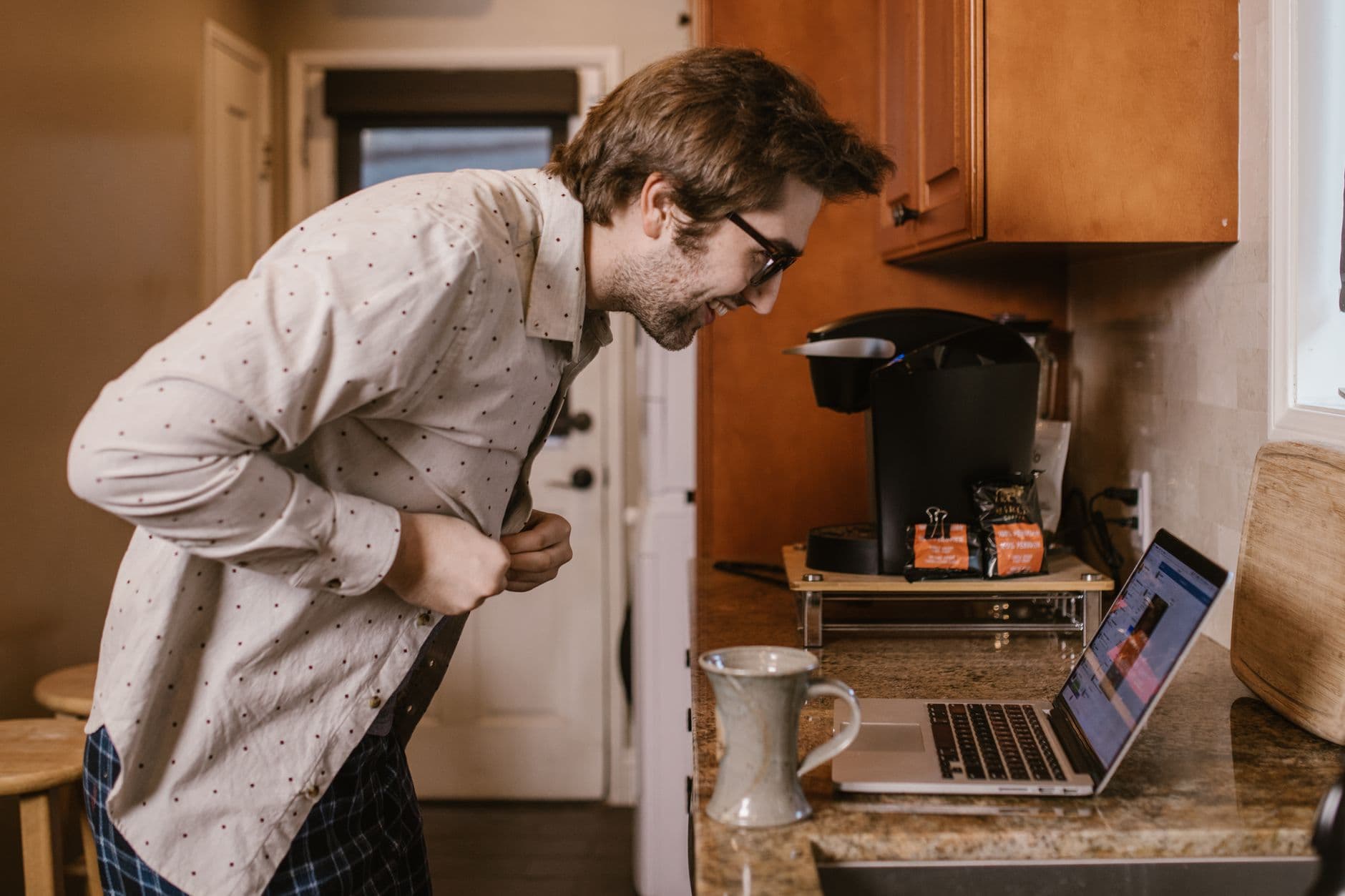 Mastering Your Day: The Ultimate Daily Routine for Remote Workers supporting image